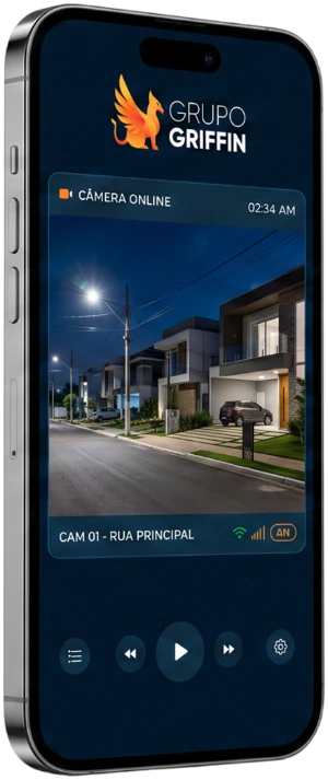 Celular exibindo o aplicativo da Griffin Solution: a câmera 01 da rua principal ao vivo às 02:34, com a rua do condomínio iluminada durante a noite.